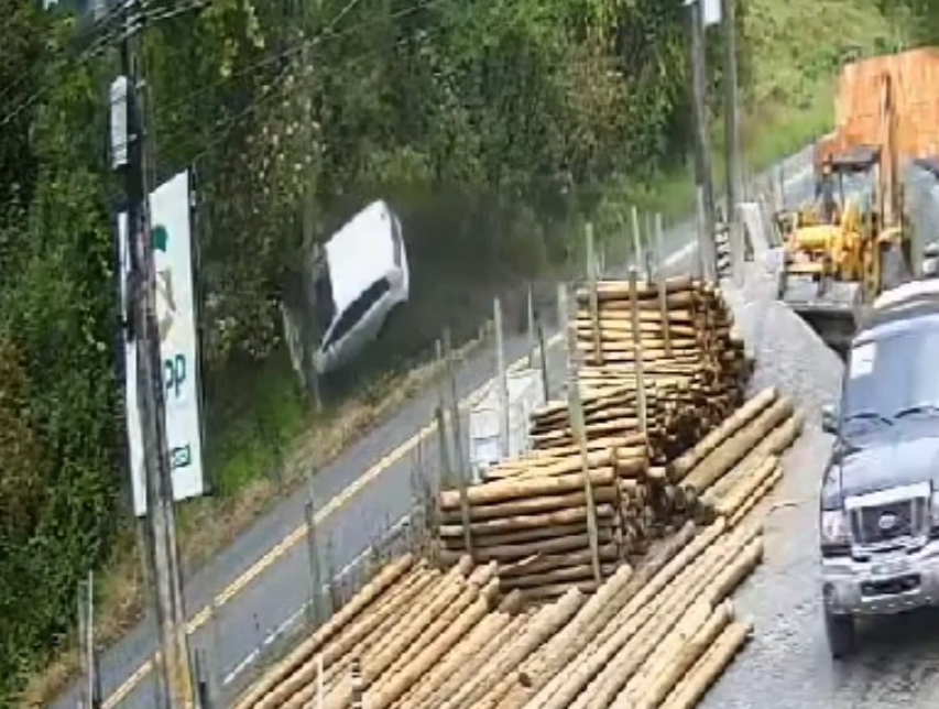 Friburgo Carro Capota E Ocupantes Saem Ilesos Nova Friburgo Em