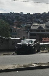 Friburgo: Veículo colide contra muro na descida do viaduto