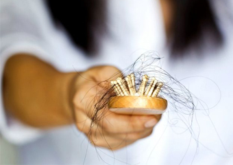Queda de cabelo: muitos fios pelo chão e presos na roupa pode ser sinal de perigo