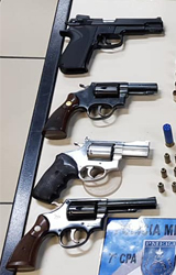 Friburgo: PM apreende 7 armas, 235 munições e prende 3