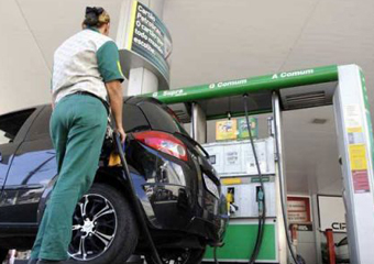 Petrobras, sem pena, reajusta preço da gasolina outra vez