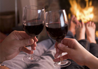 Beber vinho e ter orgasmo trazem o mesmo efeito, diz estudo