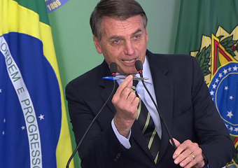 Promessa de campanha, presidente Bolsonaro assina decreto que facilita a posse de armas