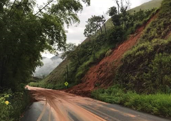 Estrada Serramar segue aberta, mas com trechos de muita lama