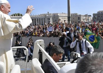 Papa Francisco saúda grupo de Friburgo em visita ao Vaticano