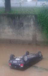 Carro cai dentro do Bengalas no Centro de Nova Friburgo