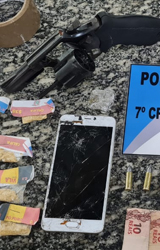 Friburgo: PM prende jovem na rua com 2 revólveres e drogas