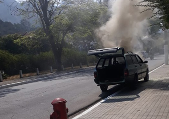 Friburgo: Carro pega fogo na Avenida Comte Bittencourt