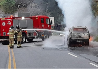 RJ-116: Carro pega fogo na serra entre Cachoeiras e Friburgo