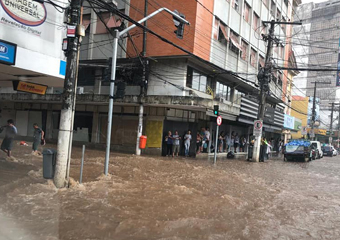 Chuva rápida alaga ruas no Centro de Nova Friburgo