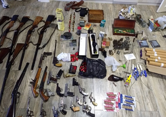 Friburgo: Polícia apreende 39 armas e explosivos em Salinas; um acusado preso