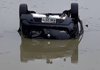 Carro cai dentro de lago na RJ-116 e 2 pessoas são resgatadas