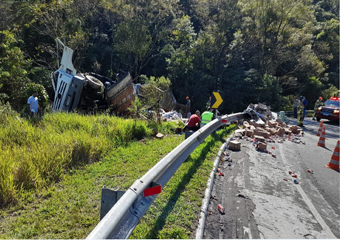 RJ-116: Caminhão tomba na serra e motorista sai ileso de acidente