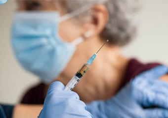 Nova Friburgo vacina idosos a partir dos 79 anos contra covid