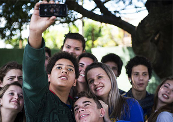 Selfies aumentam infestação de piolhos em escolas