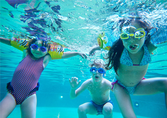 Pesquisa: crianças querem hotel com piscina e wi-fi liberado quando viajam