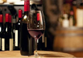 Por que o vinho se tornou a bebida preferida na quarentena