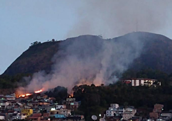 Friburgo: Incêndio atinge área de mata no alto do bairro Perissê