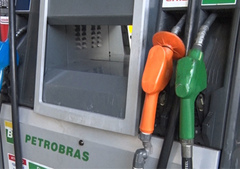 Dólar sobe e Petrobras reajusta preços da gasolina e diesel