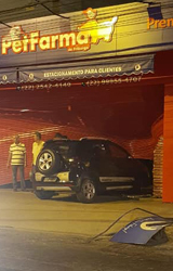 Acidente/Friburgo: Carro cruza a pista e invade loja no Paissandu