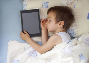 Crianças que usam tablets ou celulares todos os dias dormem menos