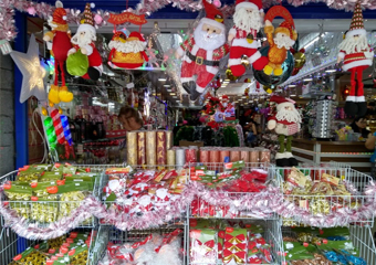 Há dois meses do Natal, enfeites e panetones já são destaques nas lojas