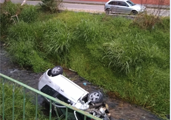 Acidente em Olaria: carro cai dentro do rio após colisão