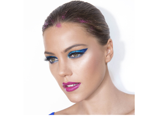 Maquiagem de Carnaval: Aprenda a fazer olho azul poderoso!