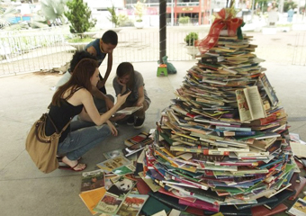 “Árvore que dá Livros” está recebendo doações para a próxima edição