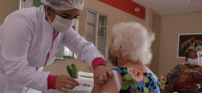 Covid: Cadastro de idosos para receber a vacina termina sexta em Friburgo