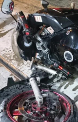 Moto fica destruída em violento acidente na Euterpe Friburguense