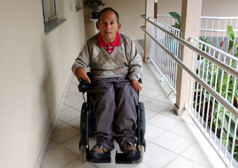 Interno da Casa dos Pobres ganha cadeira motorizada através de “vaquinha”