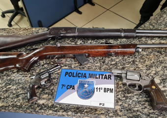 Friburgo: PM faz apreensão de 2 rifles e 2 revólveres em residência