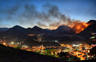 Friburgo clama por chuva para apagar incêndios que destroem montanhas no entorno da cidade