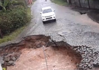 Friburgo: Temporal alaga ruas e abre cratera no Vale dos Pinheiros