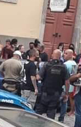 Bombeiros resgatam criança trancada dentro de carro em Friburgo