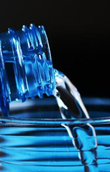 Vigilância Sanitária apreende 20 mil garrafas de água mineral