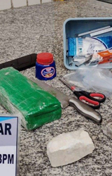 Friburgo: PM prende 1 acusado e apreende 1,3 kg de drogas