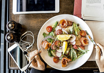 Mexer no celular durante as refeições faz você comer mais