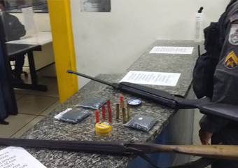 Friburgo: Homem ameaça companheira e é preso com armas