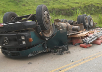 Motorista morre em acidente com caminhão na RJ-116