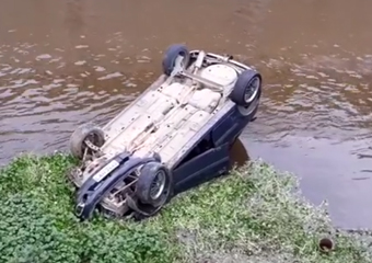 Friburgo: Carro despenca no Rio Bengalas em Duas Pedras