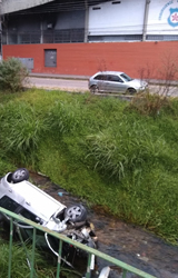 Acidente em Olaria: carro cai dentro do rio após colisão; um ferido