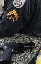 PM de folga apreende arma falsa com “cliente” de loja em Friburgo