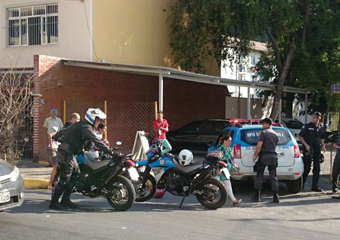 Motoqueiro fura cerco, tenta subornar policial e acaba preso