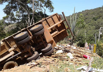 Tragédia: Caminhão derruba casa e deixa um morto e 3 feridos